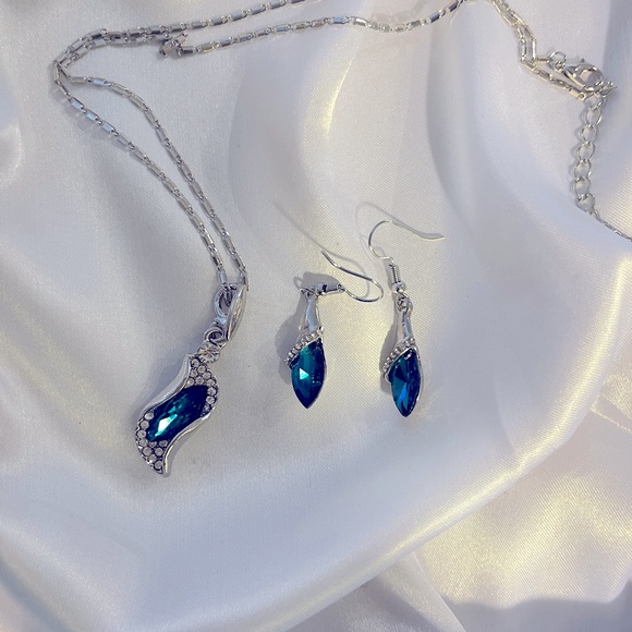 Gorgeous Blue Zircon & Simulated Diamond Necklace & Matching Earrings - Picture 2 of 2